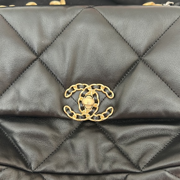 Chanel 19 handbag - Picture 12 of 15